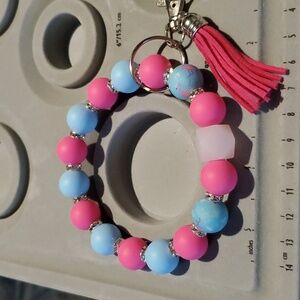Silicone bead wristlet with 2 flamingo beads, lobster claw clasp, key ring